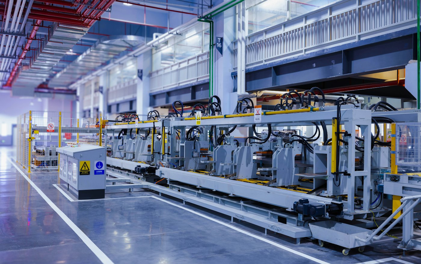 办公室里同时开着系统和表格的作业现场