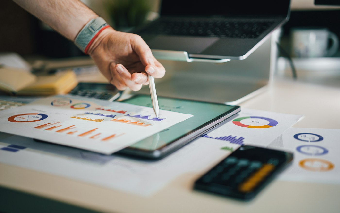 Operations KPIs aligned and checked on a dashboard